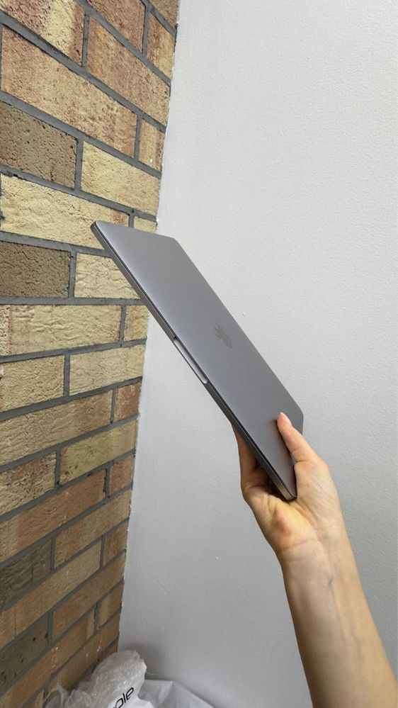 Used apple macbook pro 13 i5 8/256 space