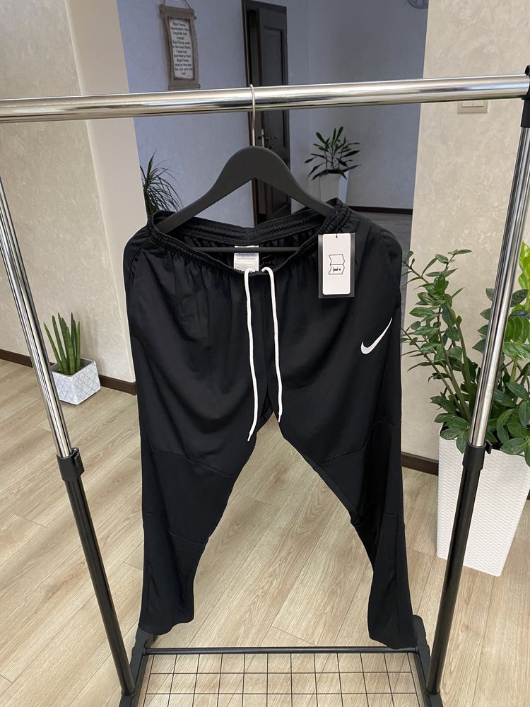 Спортивні штани Nike Dri fit