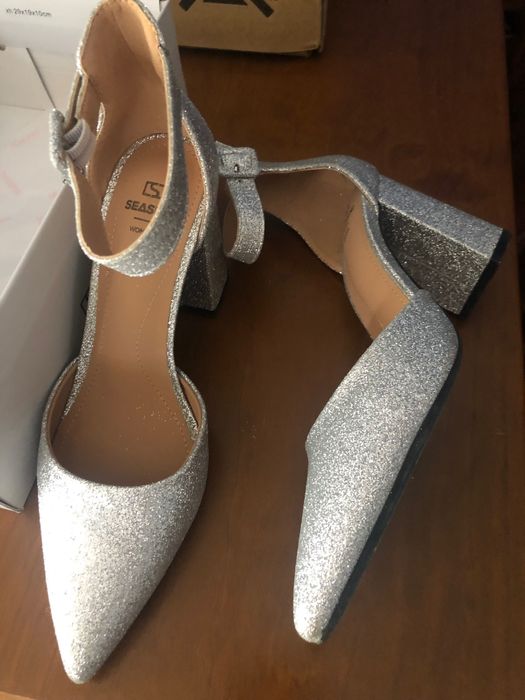 Sapatos de senhora prateados