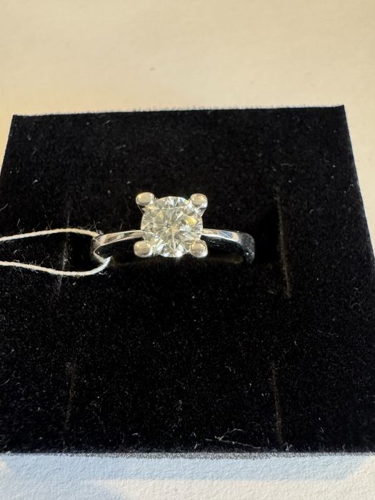 Золотое кольцо с большим бриллиантом