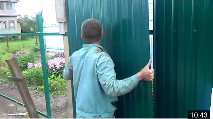 Выполним установку забора из профнастила и сетки.