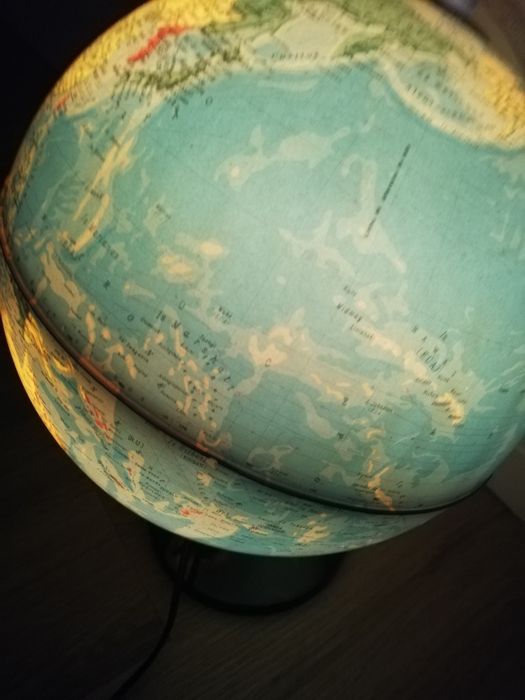 Globo de mapa antigo com luz