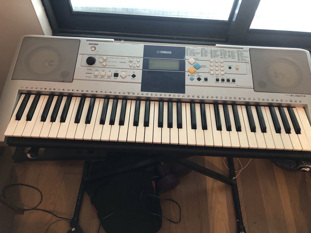 Teclado Yamaha PSR E3/3 + suporte. Bom estado.