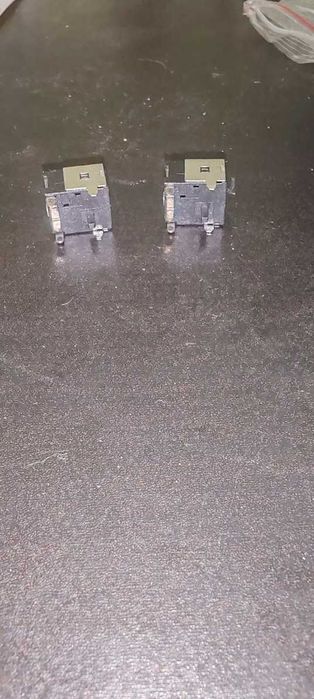 Dois conectores de carregador, novos.