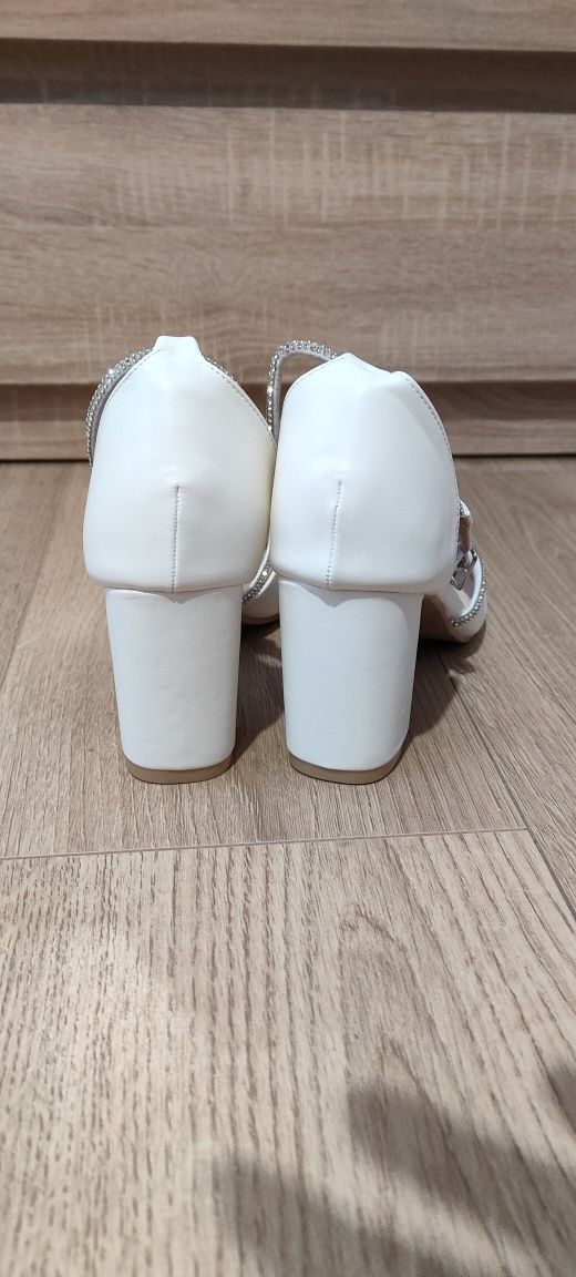 Buty białe na słupku