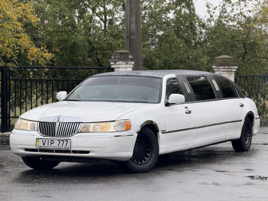 Lincoln Town car на полном ходу