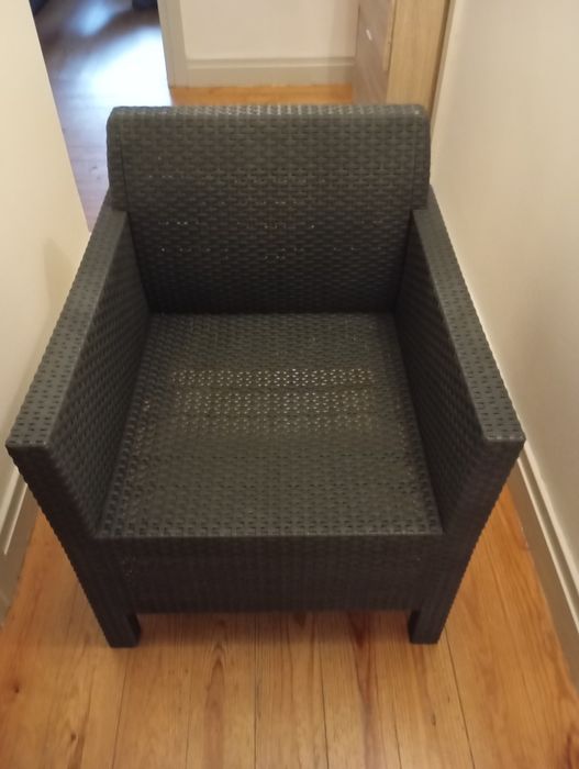 Vendo uma mesinha com uma cadeira