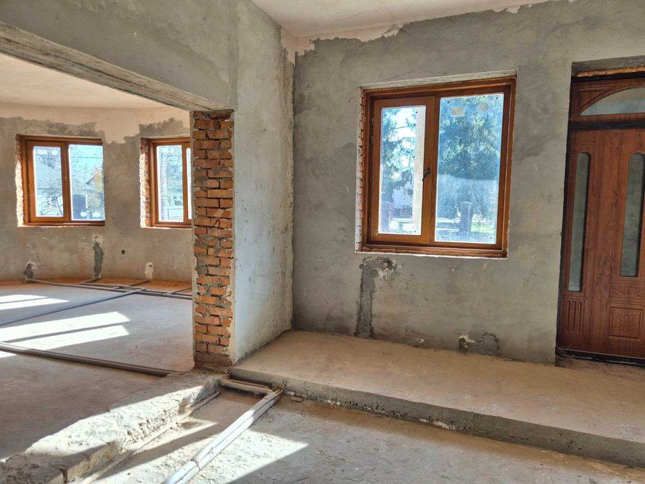 Продаж будинка з басейном