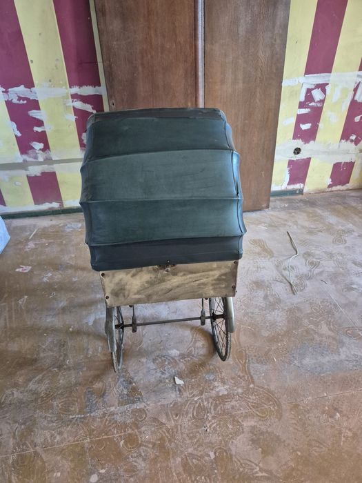 Stary wózek dziecięcy