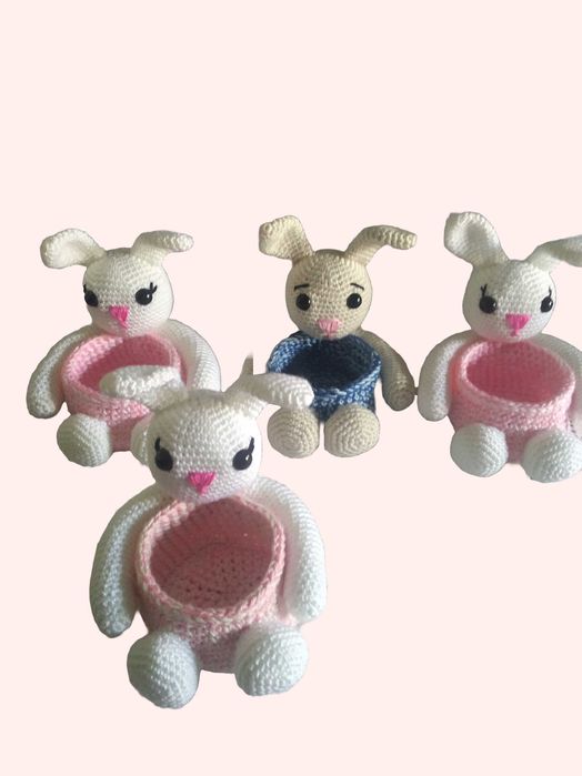 Peluche em croché: Coelhinho Porta-Doces - Personalizável