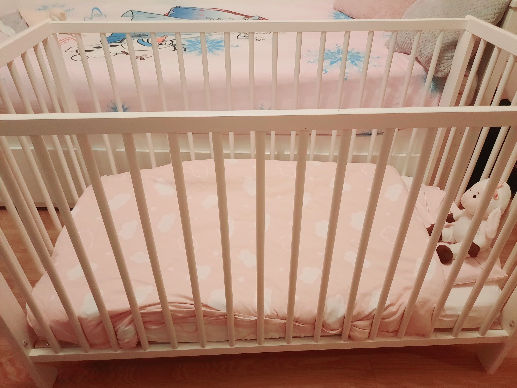 Berço branco para bebé com oferta saia conjunto de lençóis