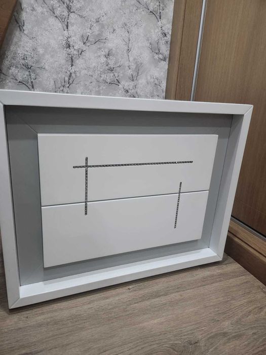 Conjunto de cabeceira, comoda e mesinha de cabeceira.