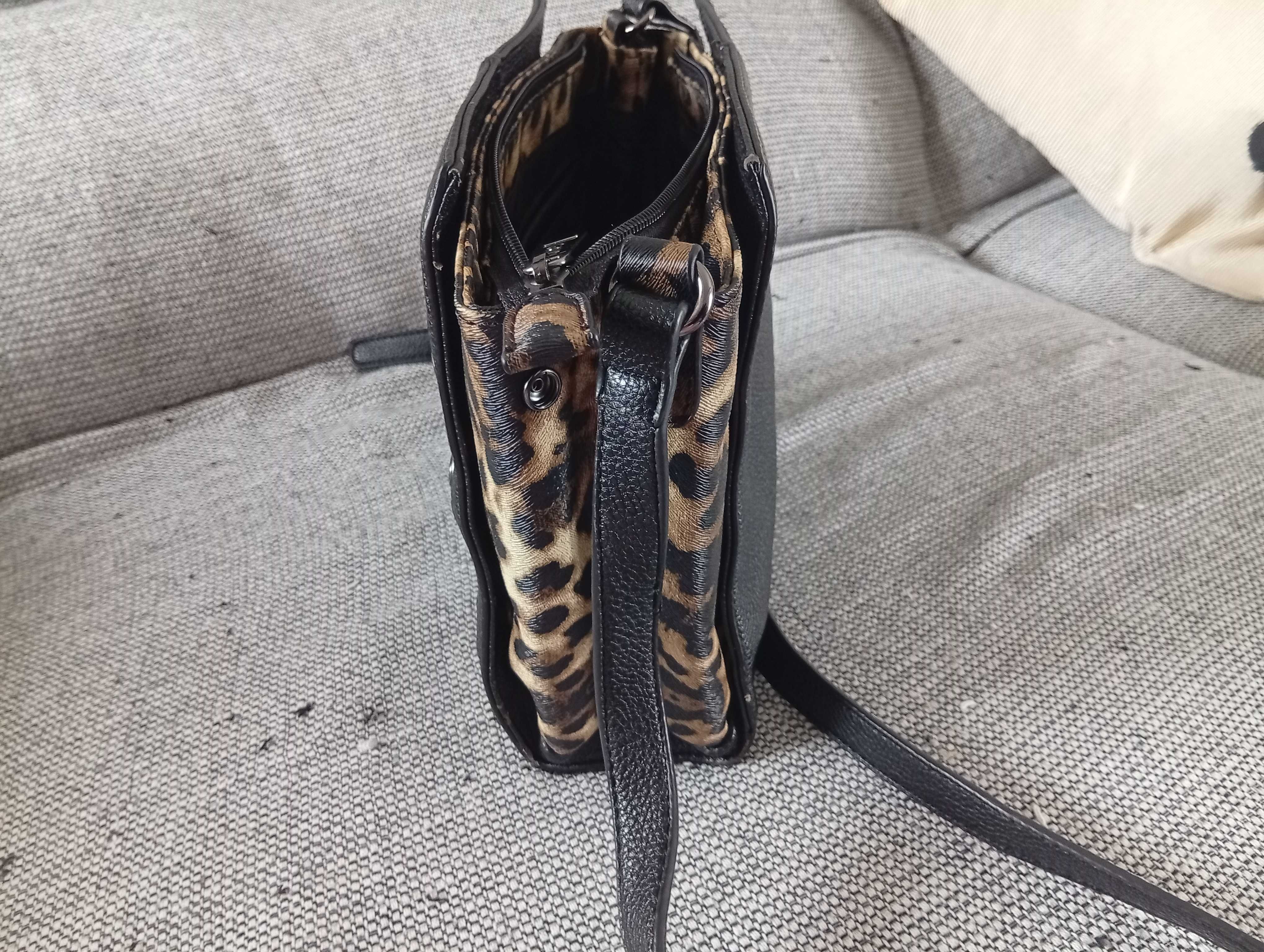 Mala preta com laterais em pelo, tipo cobra