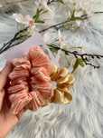Zestaw 2 stylowych gumek scrunchie – satynowa złota + różowa w kwiaty