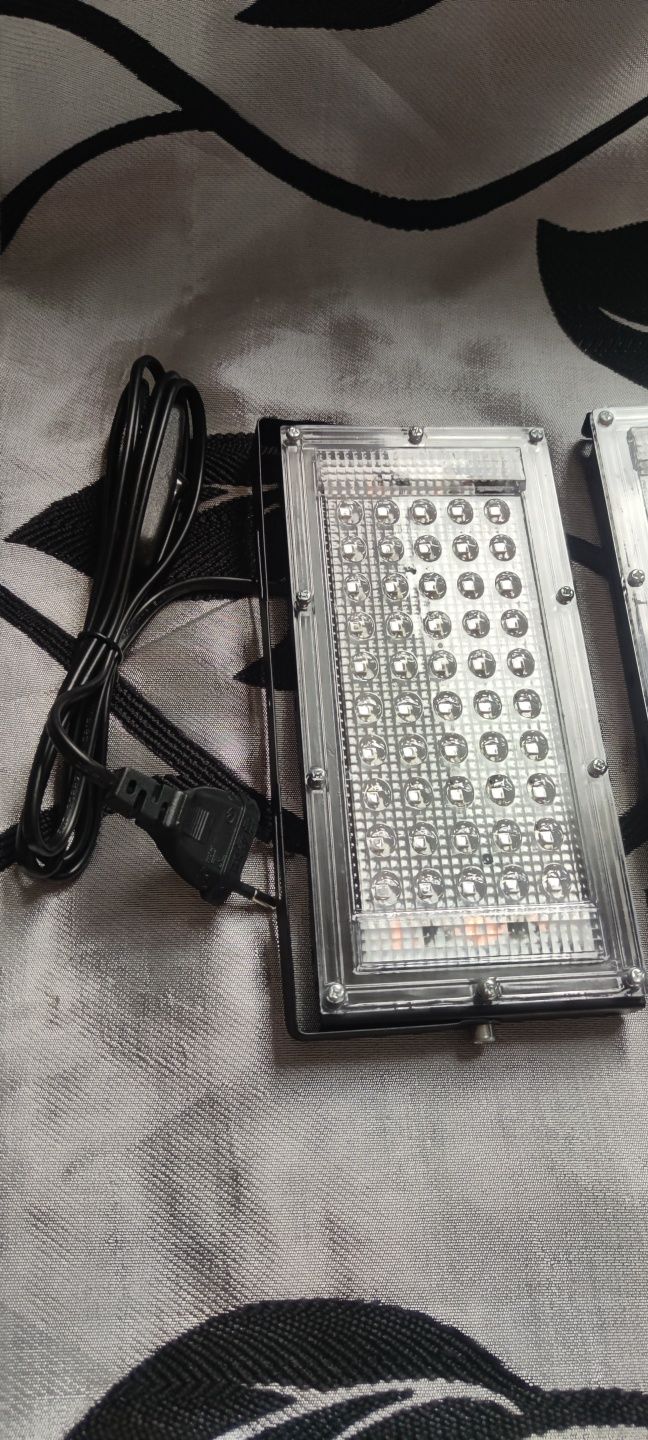 Lampa można postawić lub powiesić