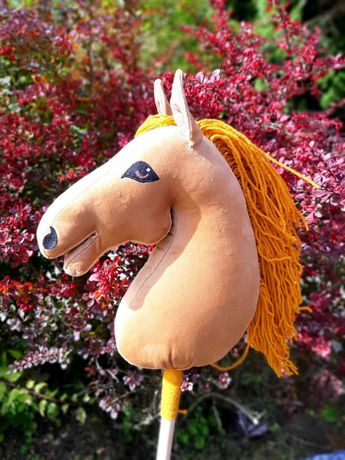 Hobby Horse koń na kiju wykonany jest ręcznie wysokiej jakości