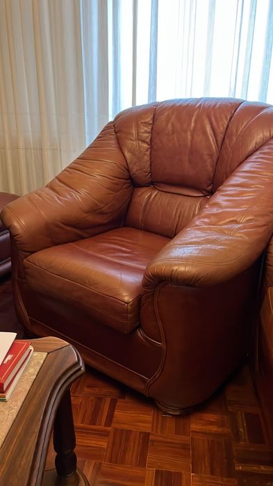 Sofá, poltrona e puffs em pele sintética (Muito Bom Estado)