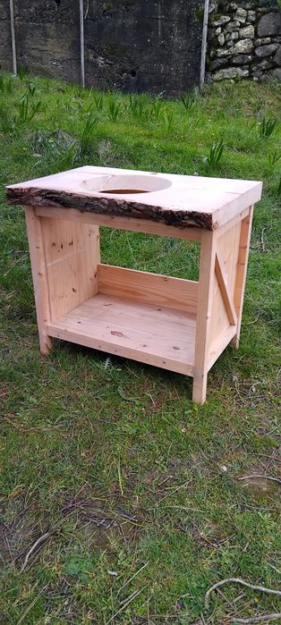 Banca em madeira narural, para wc ou cozinha