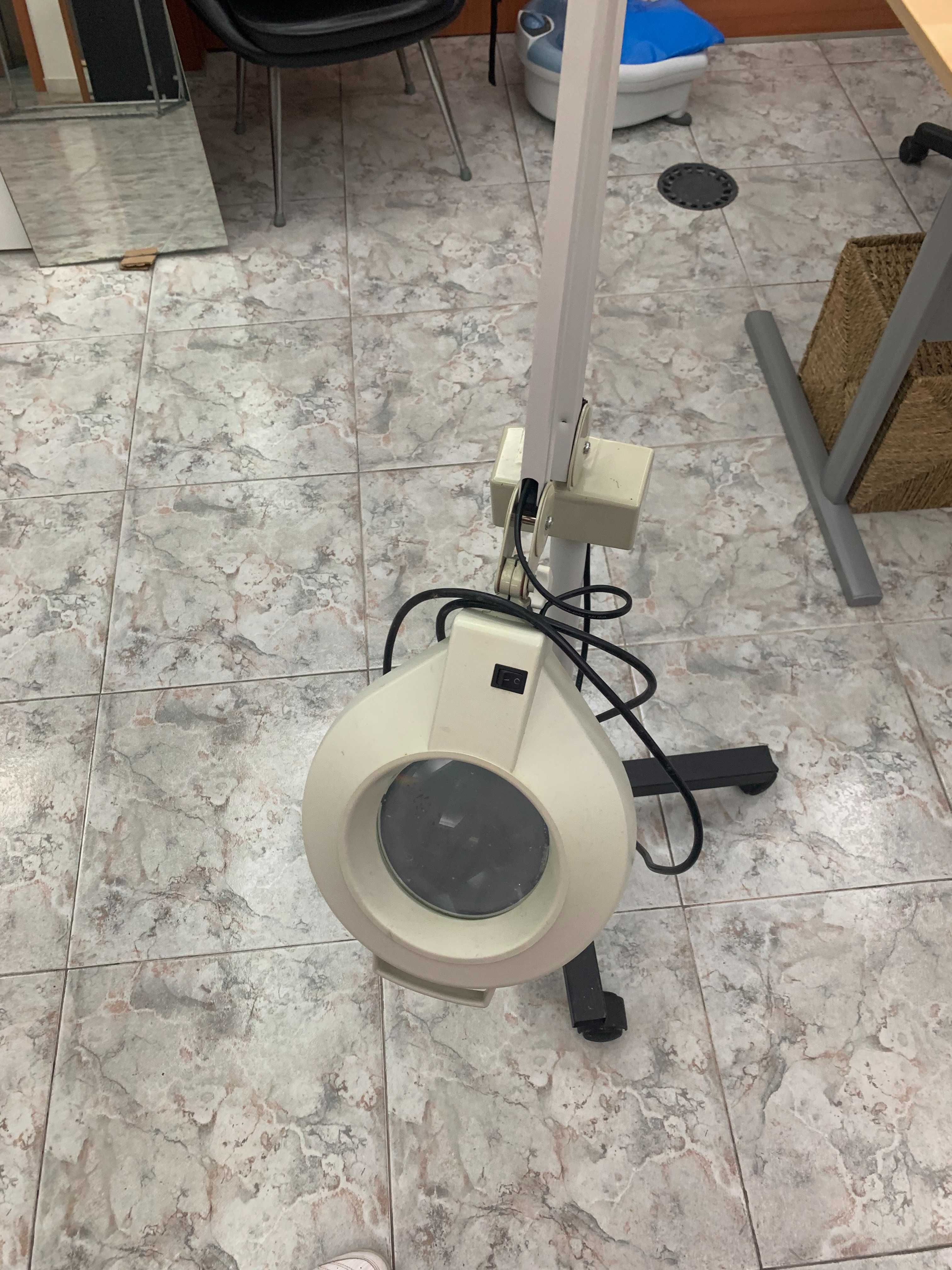 Lupa com iluminação