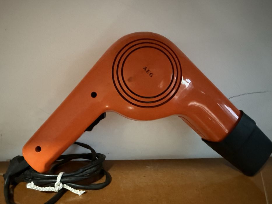 2 secadores da marca AEG e SHg ( a funcionar )