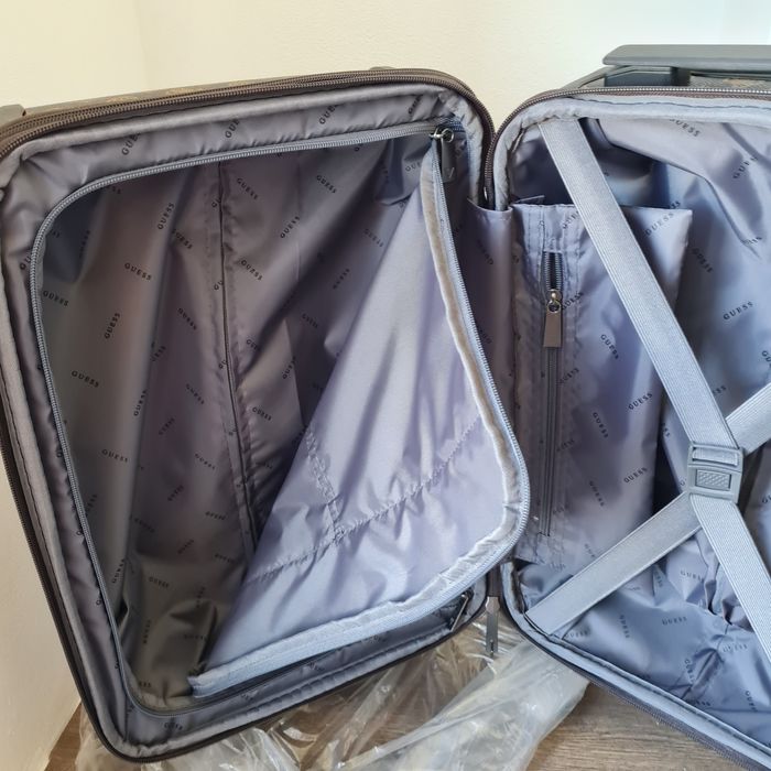Guess walizka wilder travel 18 in 35L torba podróżna logowana logo brą