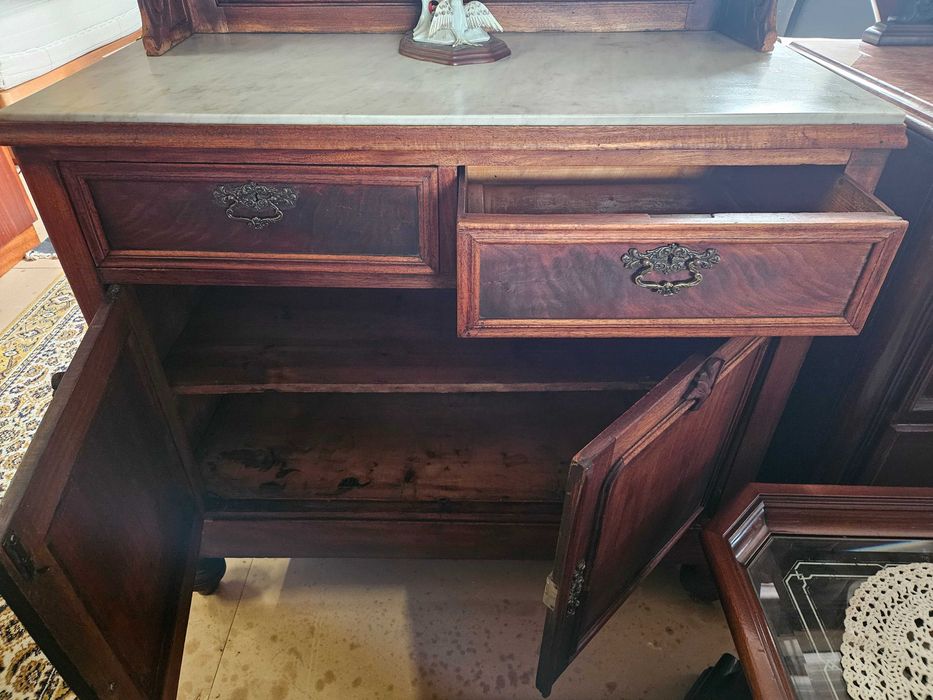 Móvel antigo em madeira e pedra - Com marcas de uso