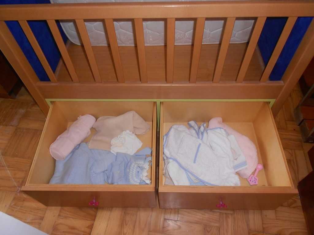 Cama bebé boa qualidade em azul e cor de rosa