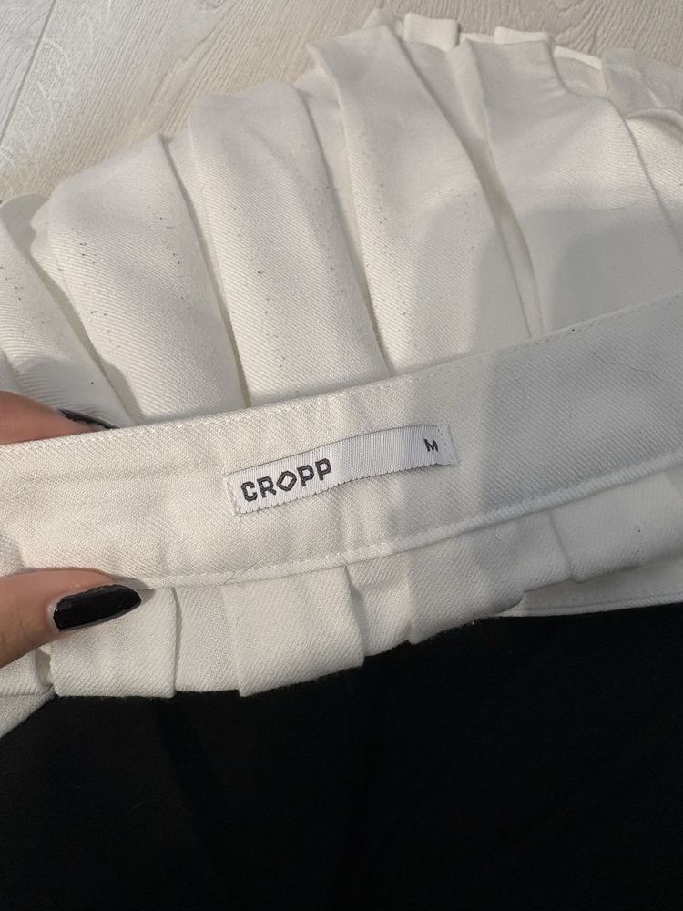 Biala plisowana spodnczka M - CROPP