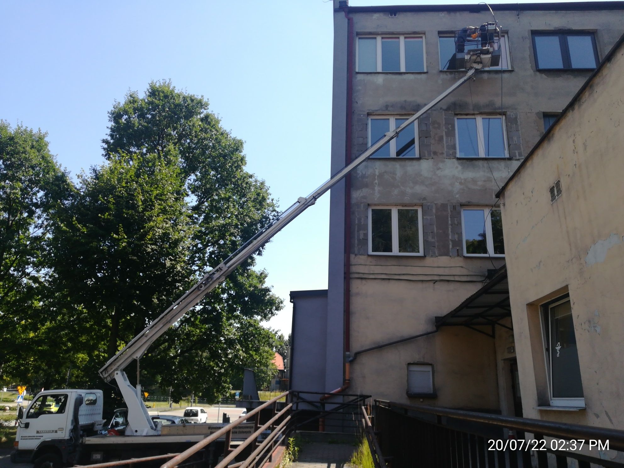 Podnośnik koszowy, zwyżka 19 metrów wynajem z operatorem.