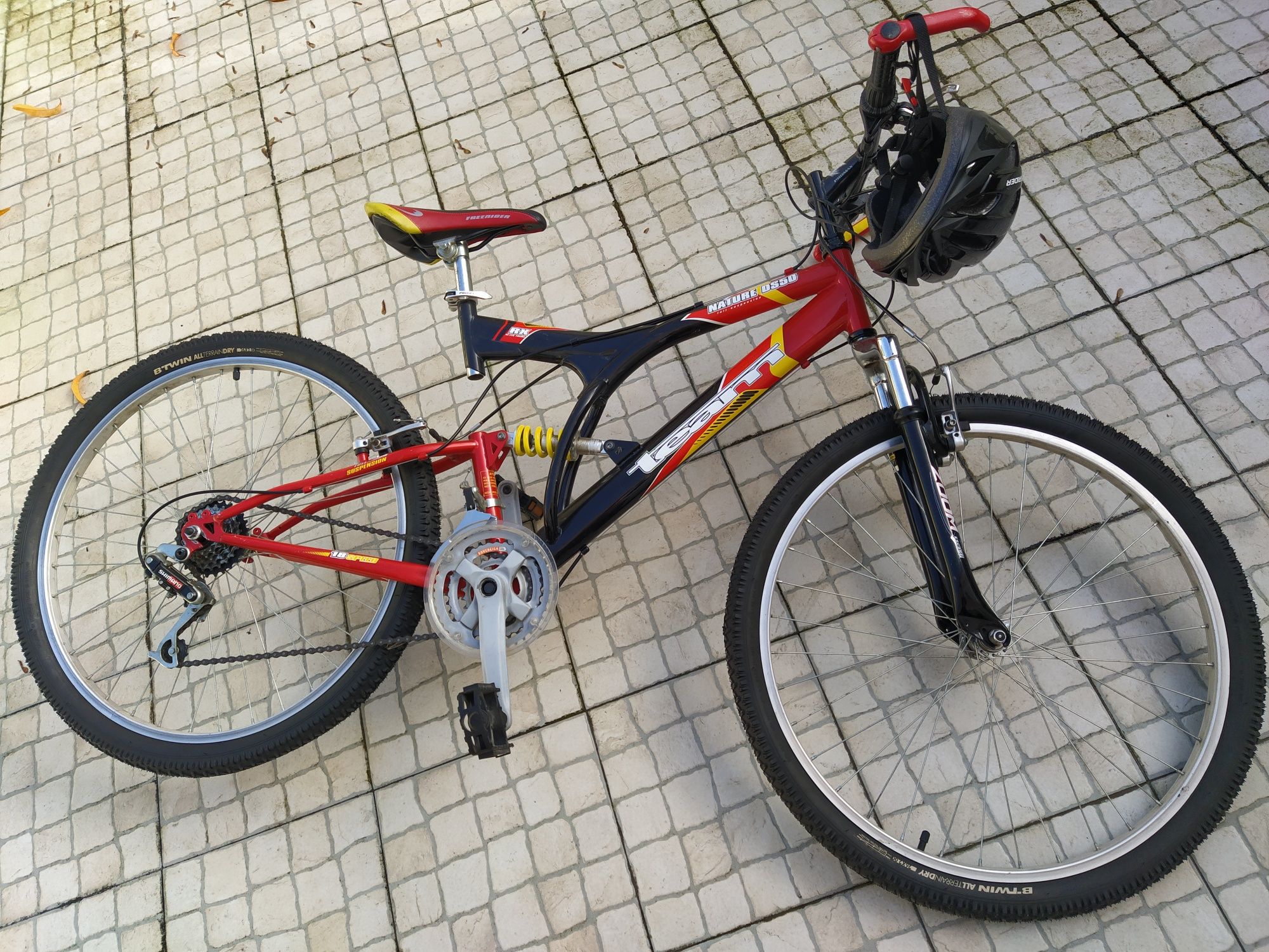 Bicicleta com amortecedor duplo