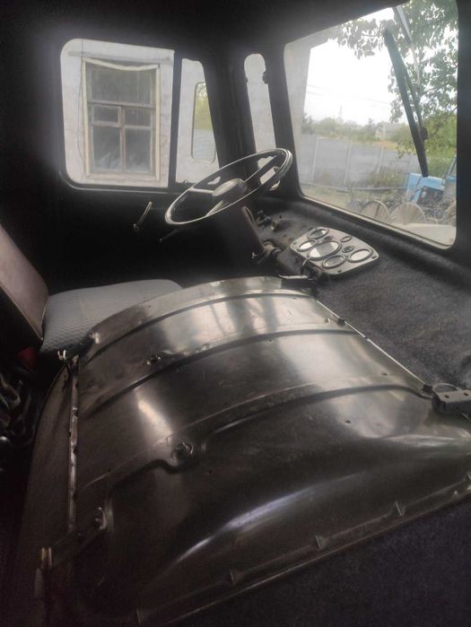 Два ГАЗ-66. Один на повному ходу, другий як донор або для відновлення