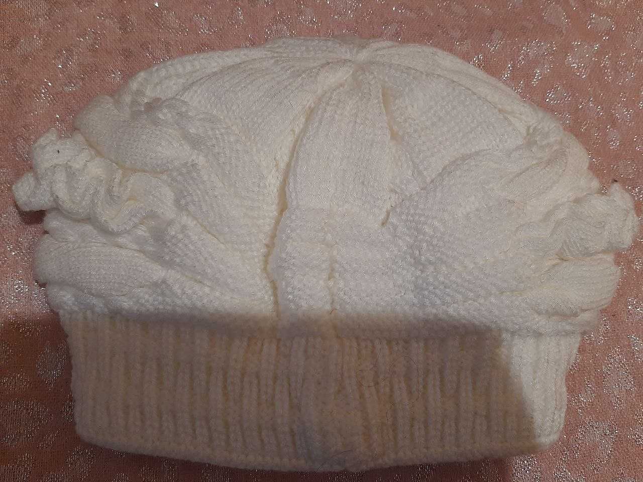 Нова біла вязана жіноча шапка белая женская шапка