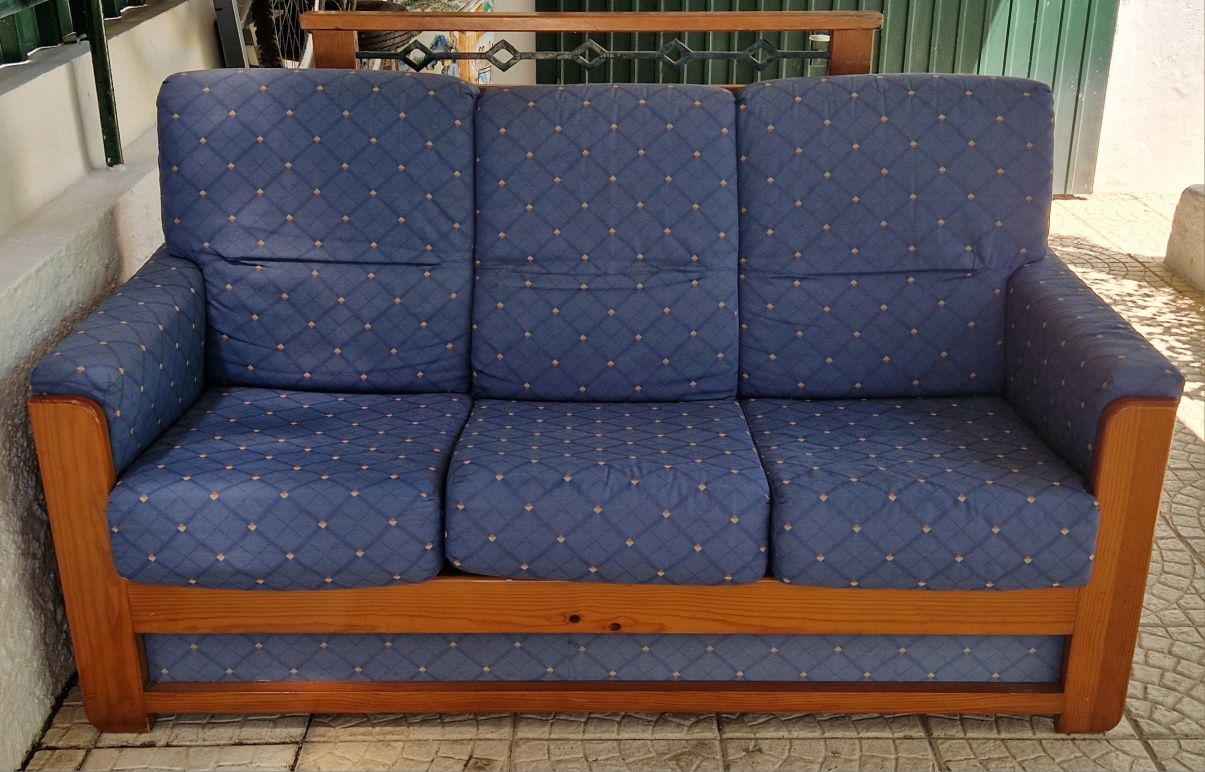 Sofá - cama de tecido e madeira.