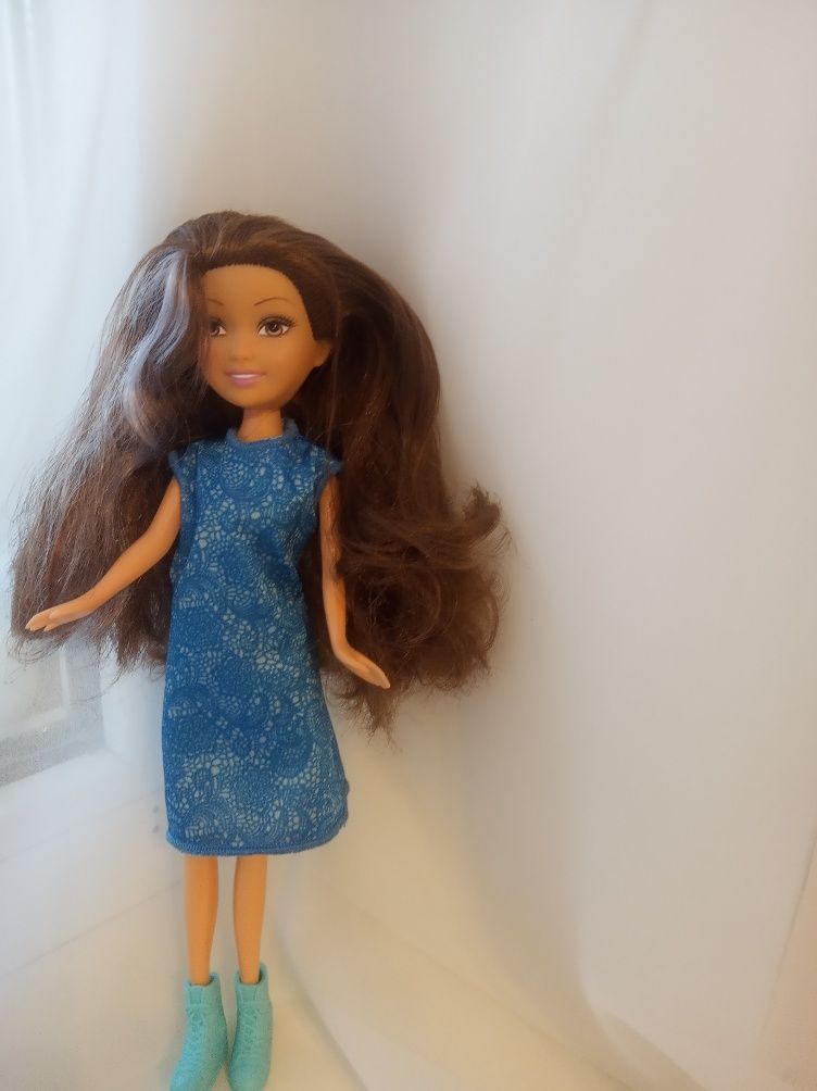 Кукла с шикарными волосами.