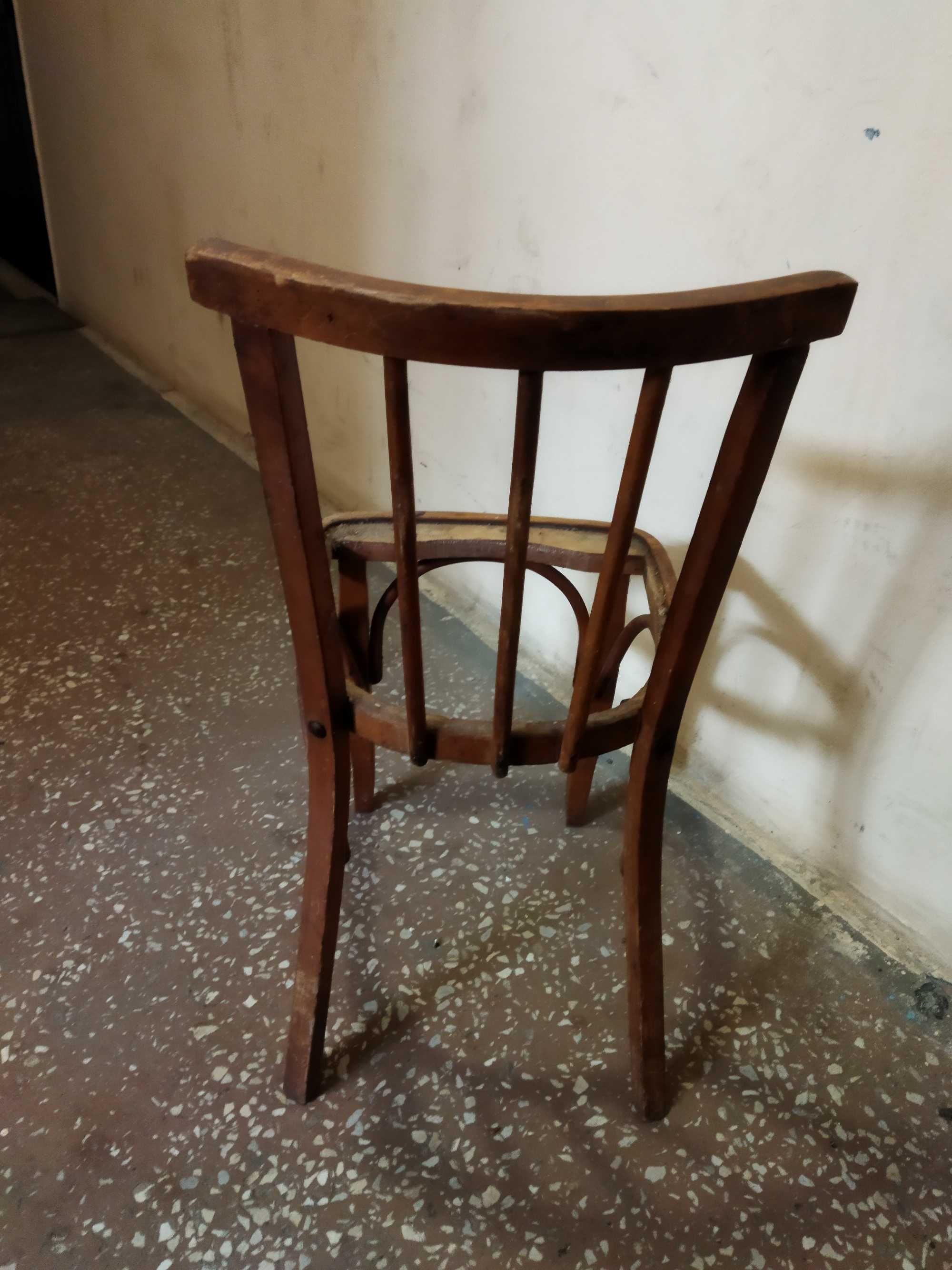 Продам старинный маленький столик на колёсах и стул.