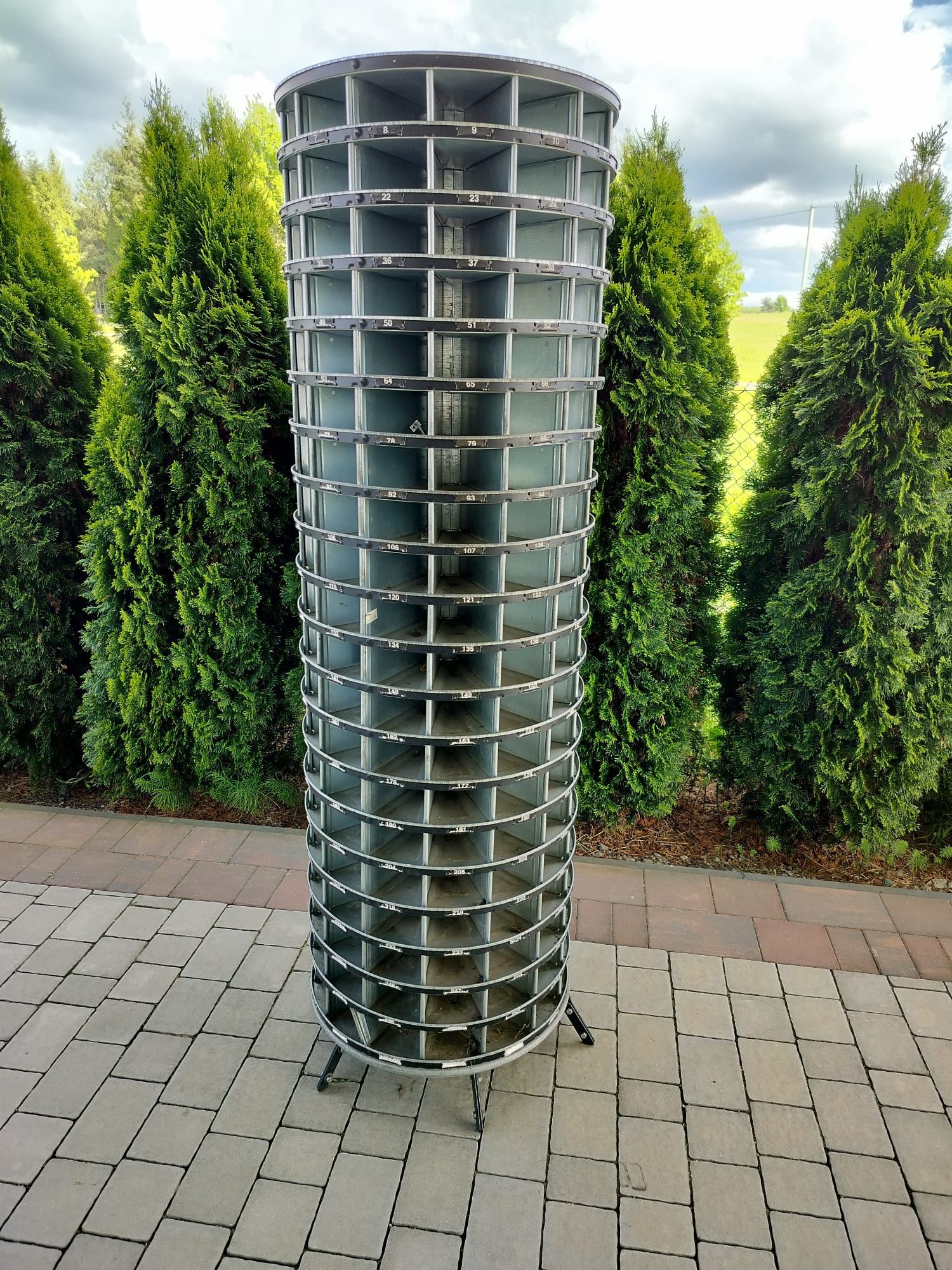 Obrotowy regał na 280 półek