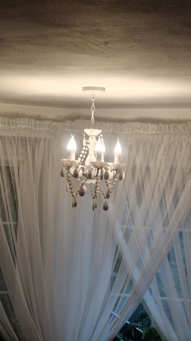 Żyrandol biały elegancki