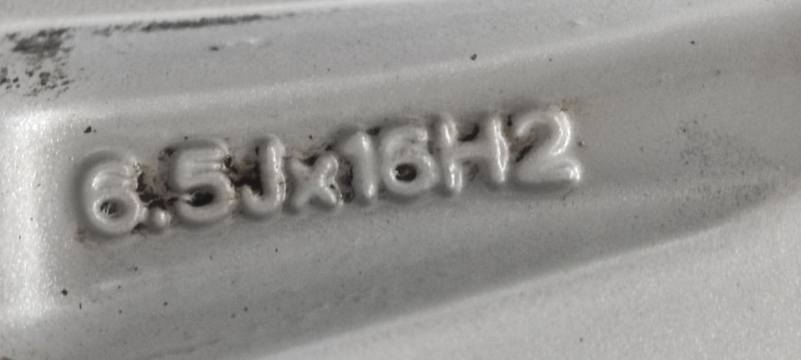 217 Felgi aluminiowe ORYGINAŁ VW VOLKSWAGEN R 16 otwór 57,1 Bardzo Ład