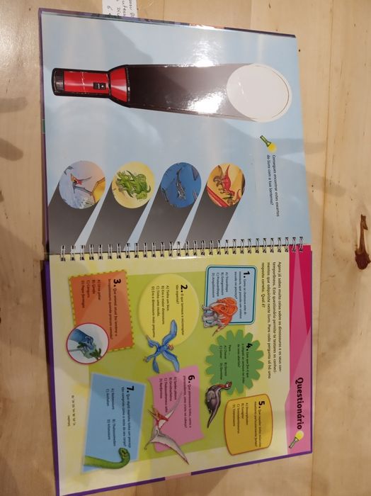 2 Livros Guia do explorador "Animais espantosos"; "Os dinossauros...".