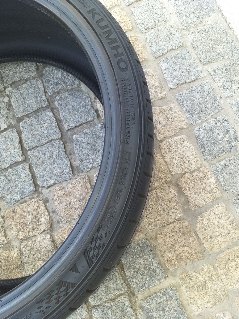 Um pneu kumho 245/30/19