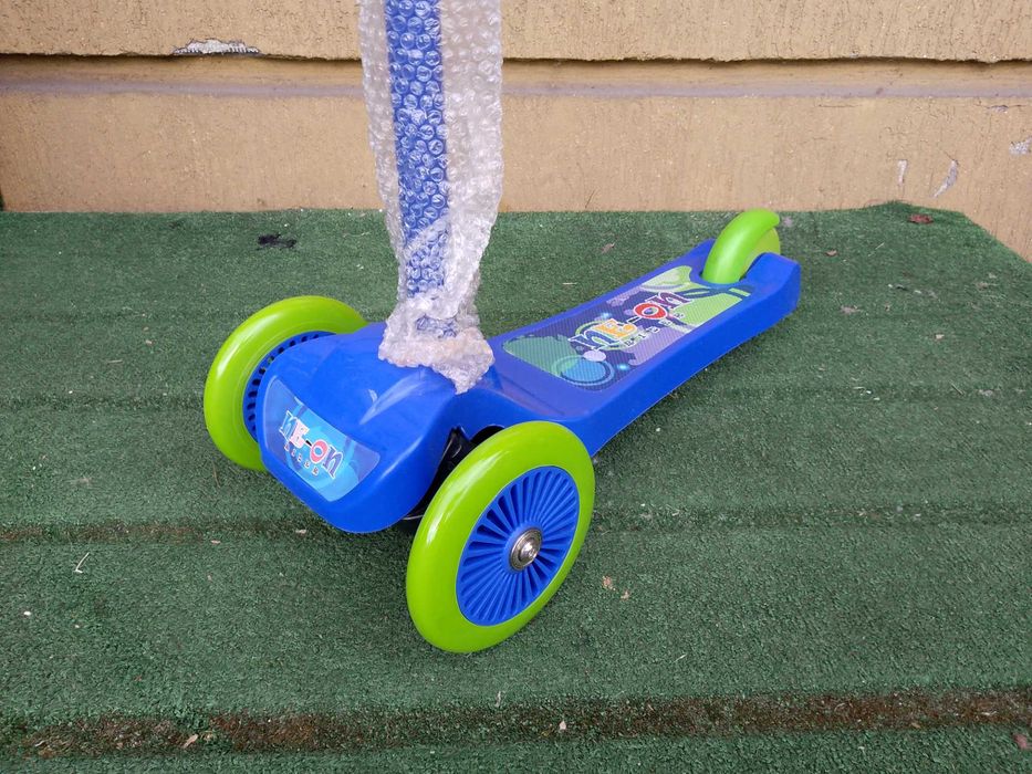 hulajnoga trójkołowa świecące koła niebieska BALANSOWA na prezent idea