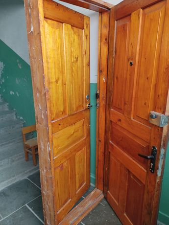 Продам входную двойную деревянную дверь