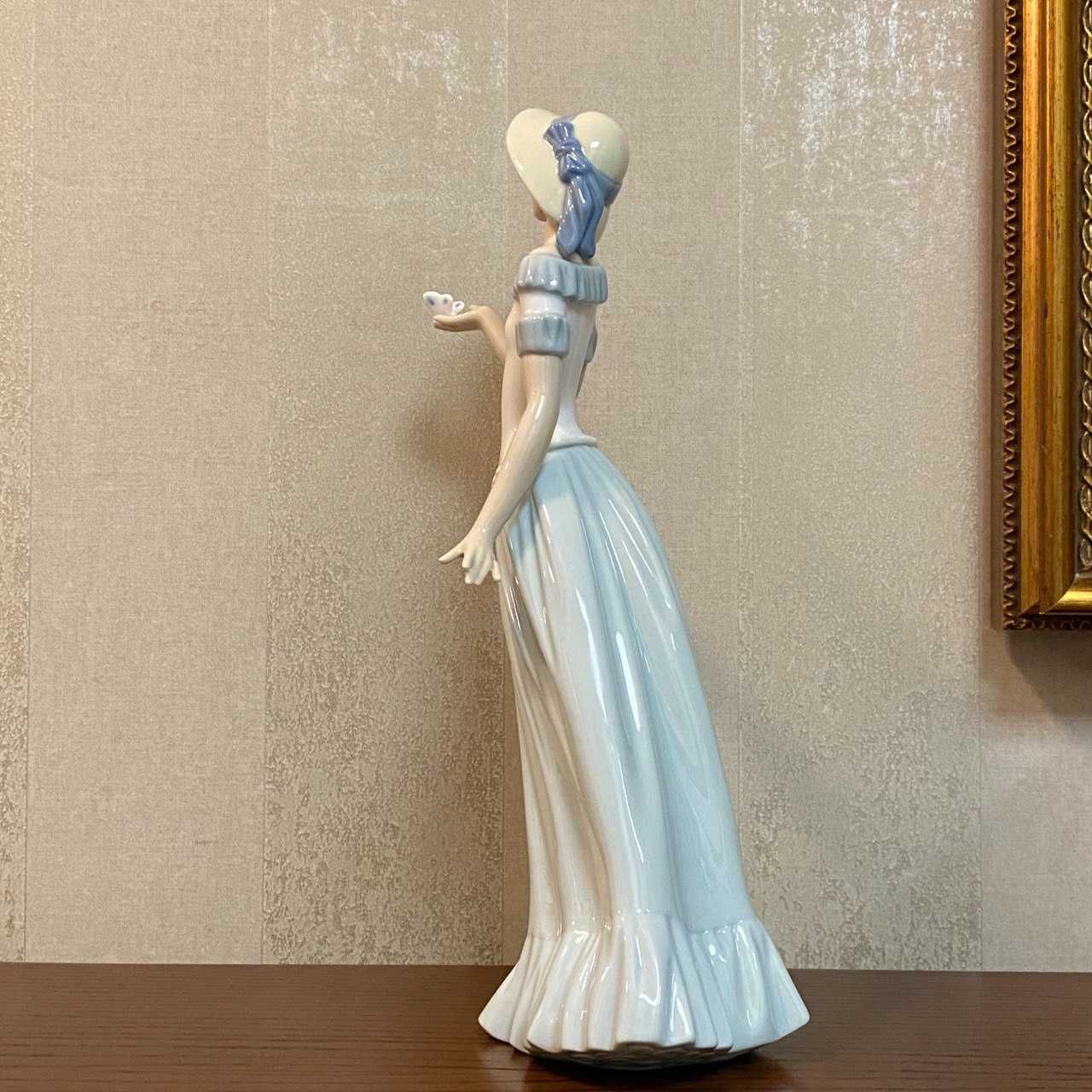 Фарфоровая статуэтка Nao (by Lladro) «Танец бабочки».