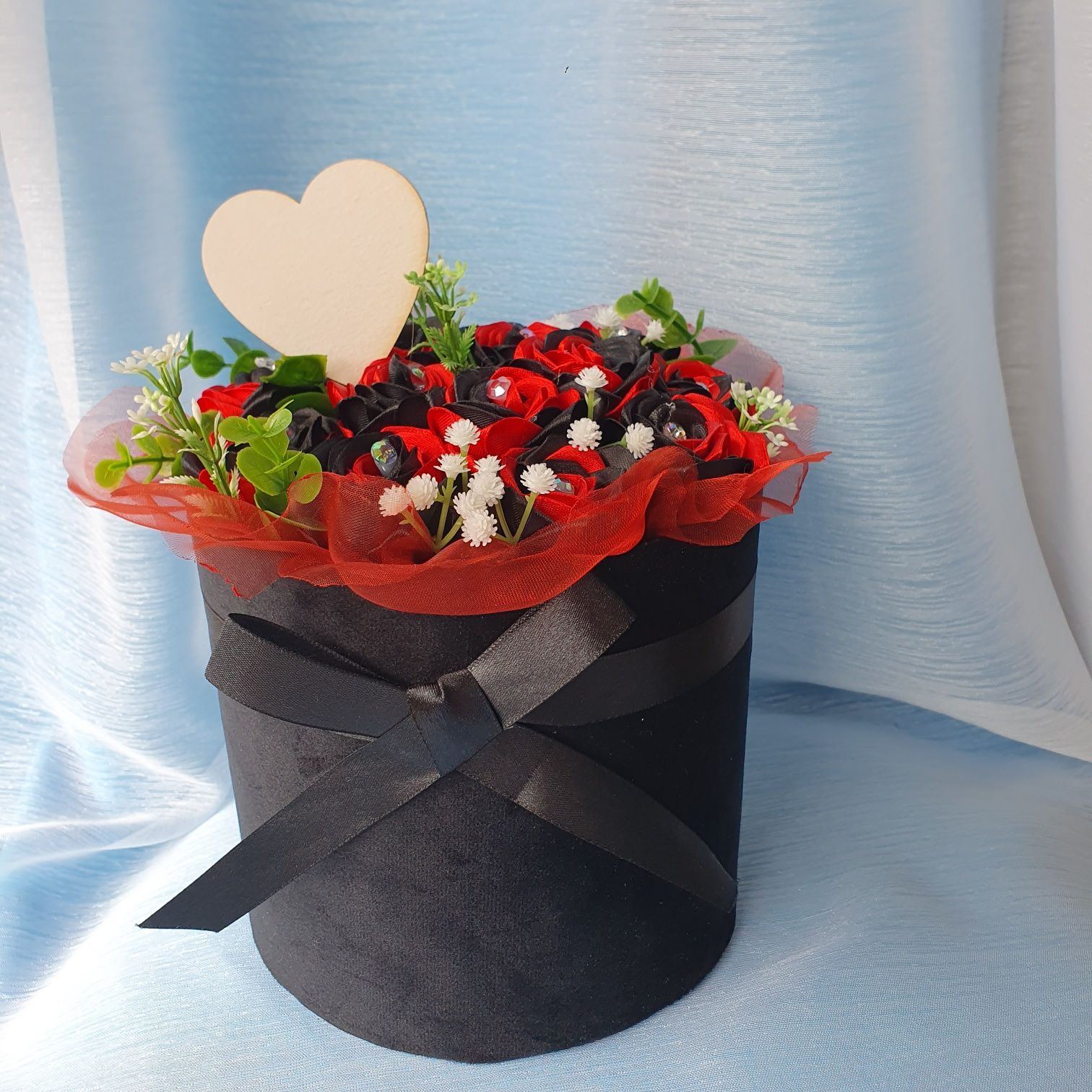 Box kwiatowy z czerwono-czarnych rózyczek