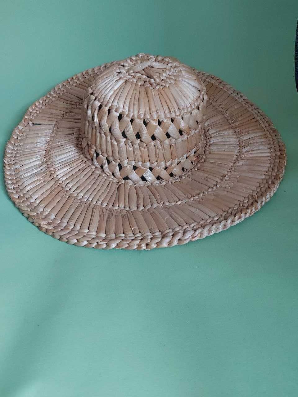 Шляпа соломенная с широкими полями