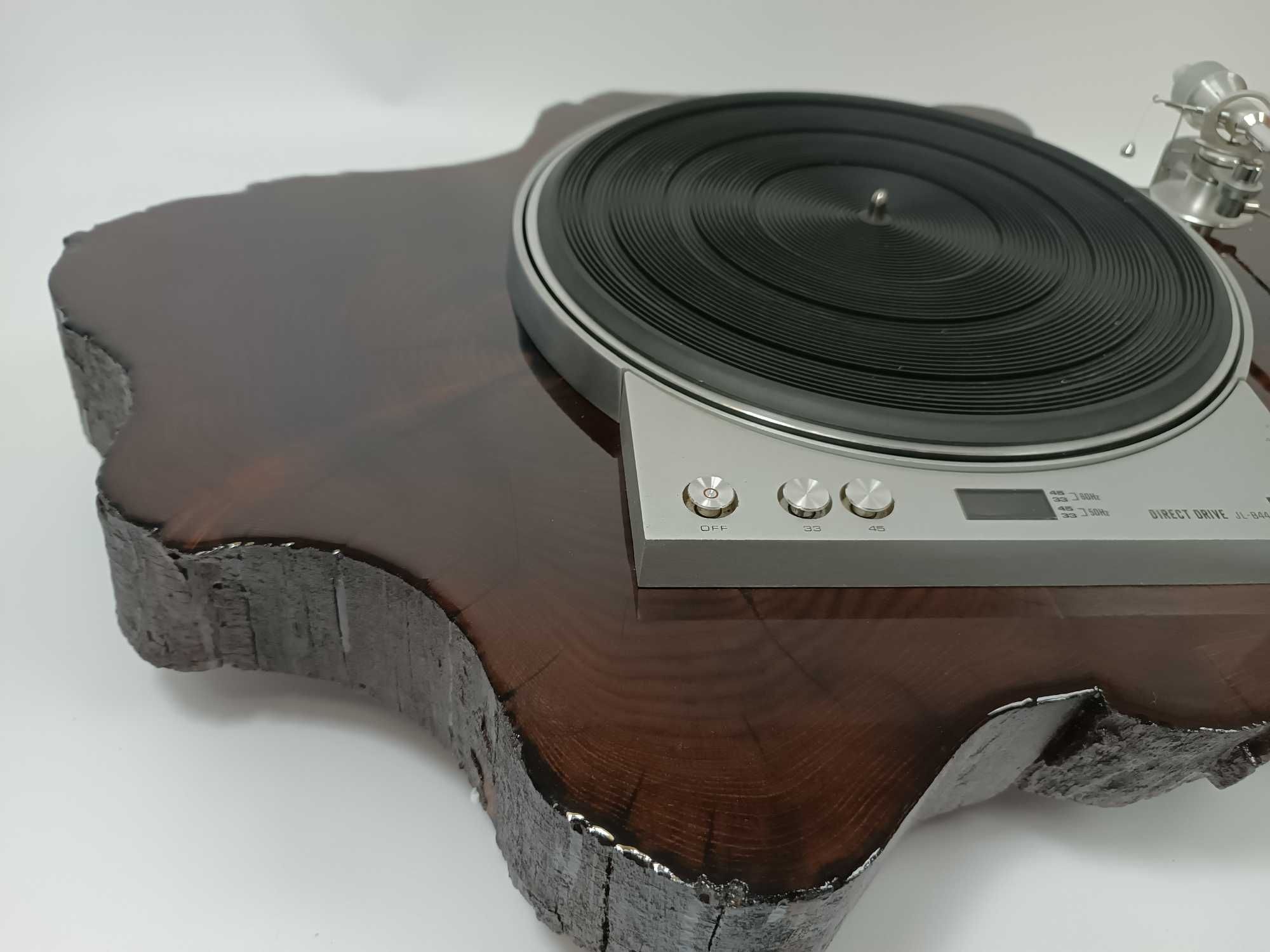 Gramofon Victor JL-B44 w pniu drzewa -Studio ras77.pl