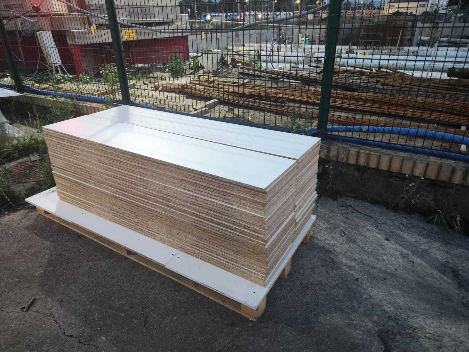 PŁYTA WIÓROWA obustronnie biała 62 sztuk Formatki :1766mmx365mm