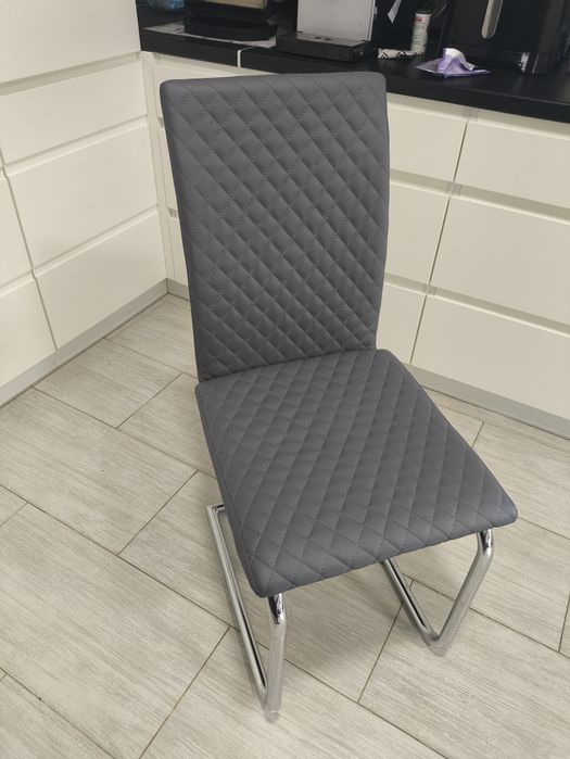 Стул на металлических ножках