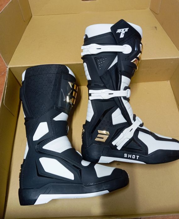 Botas moto   capacete airoh