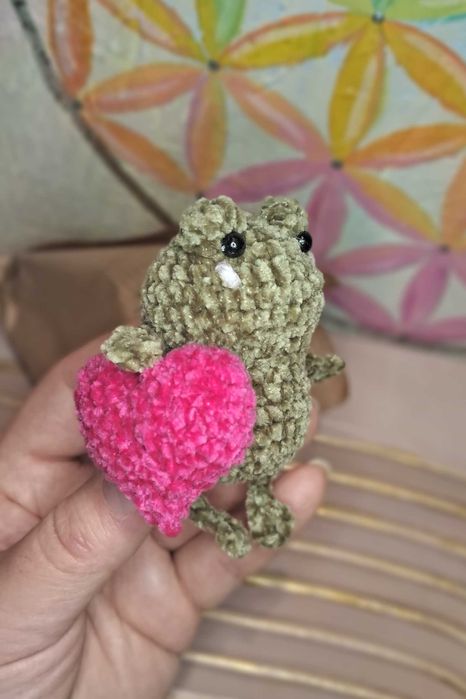 Prezent na walentynki żabka na szydełku walentynka amigurumi
